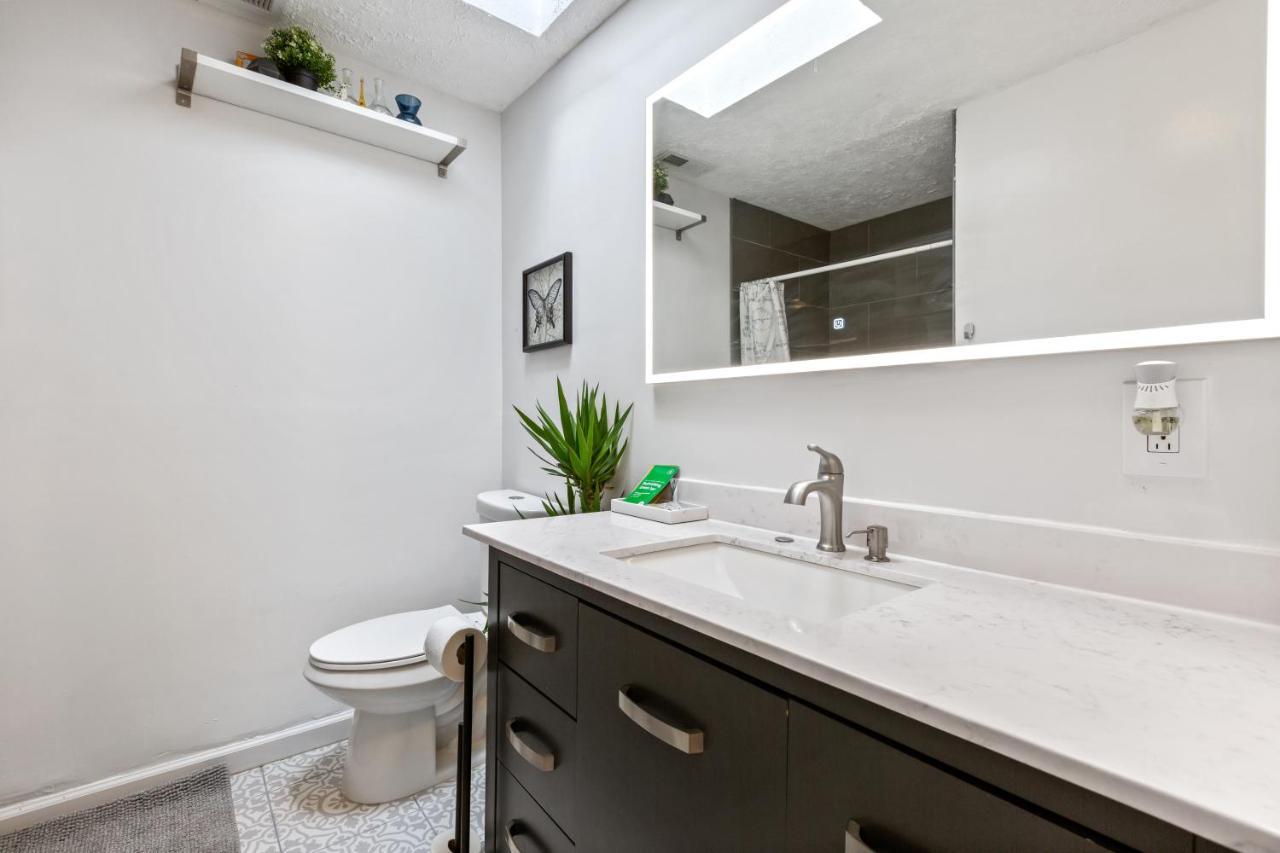 Pristine Townhouse With Rooftop Deck Near Canton! Baltimore Exterior photo